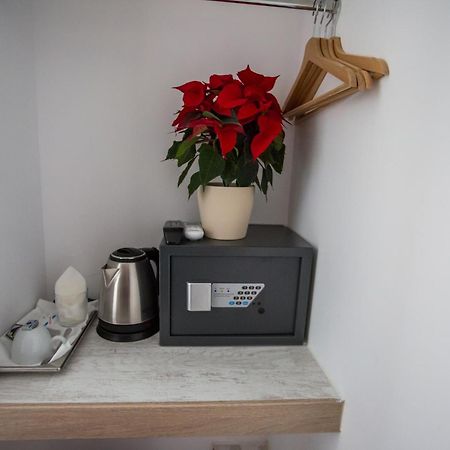 Bloom Inn Madrid Bagian luar foto
